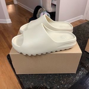 Adidas Yeezy Slide
Bone (2022) size 9. Worn just twice